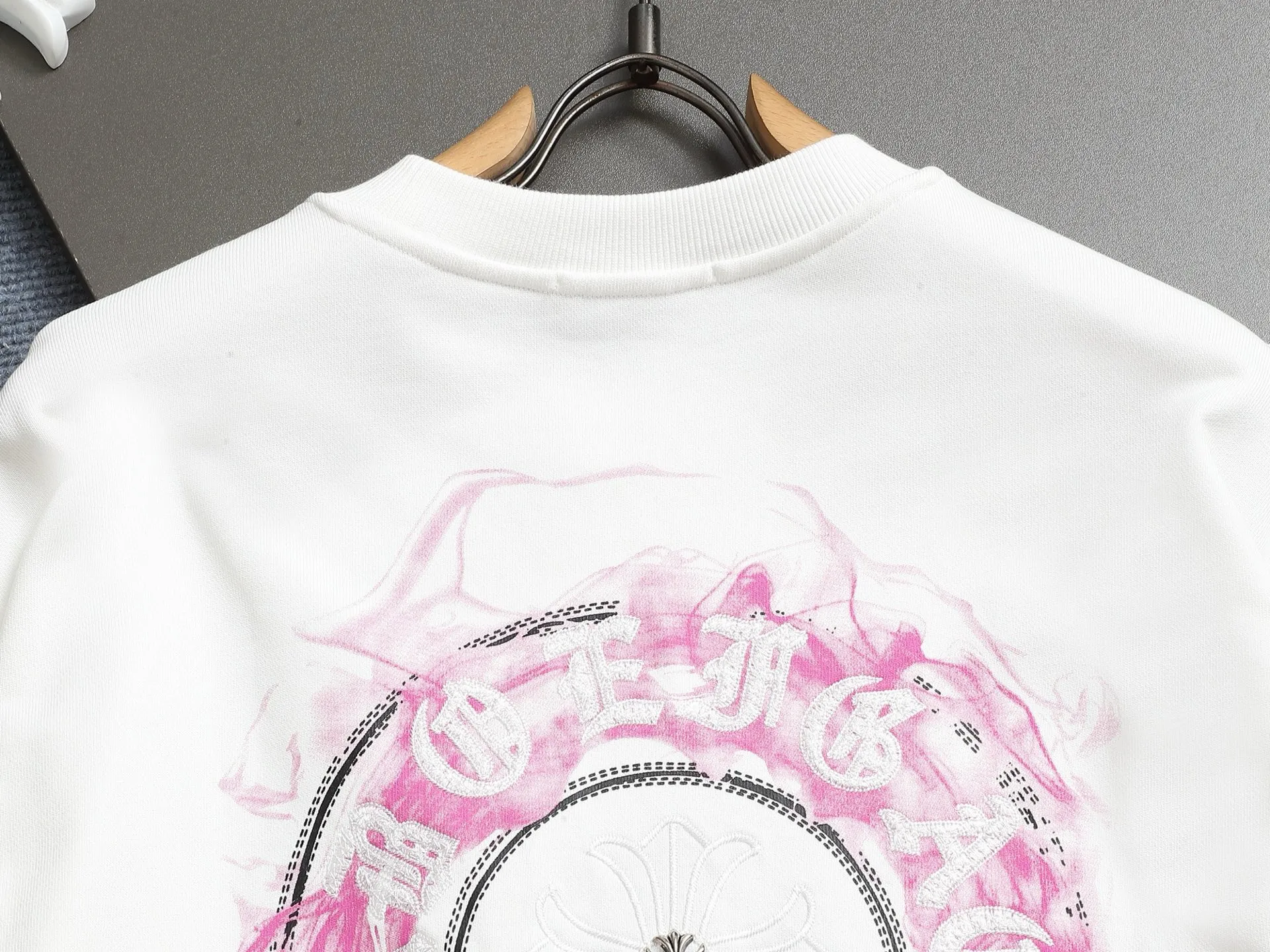 P250 Chrome hearts ch Chrome hearts cross horseshoe LOGO round-neck sweatshirt with thousands of needle embroidery crafts. Large version. Loose and stylish. The difference is the low version, the slim version, the upper body and the crotch. 100% commitment: top quality, not fast food. The highest version on the market. Top quality, 450 grams. 26 custom-dyed double yarn cotton, the same style for men and women, complete with three standards. Color: Black White Size: SMLXL